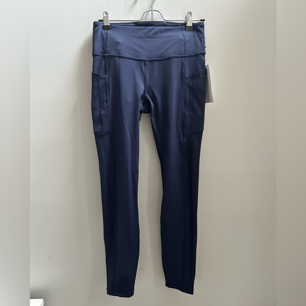 NWT Athleta Ultimate Stash 7/8 leggings size MT